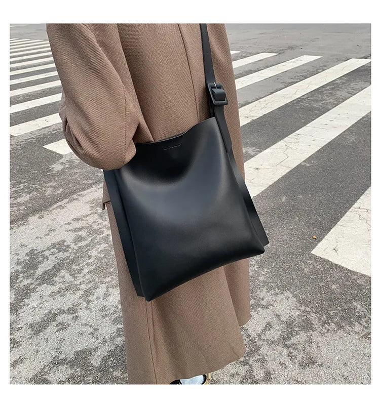 Leather Tote Bag Women's Retro Soft Leather Underarm Bag 2023 New Autumn Winter Large Capacity Commute Bucket Shoulder Bag Trend