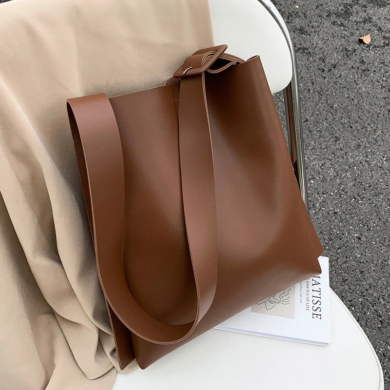Leather Tote Bag Women's Retro Soft Leather Underarm Bag 2023 New Autumn Winter Large Capacity Commute Bucket Shoulder Bag Trend