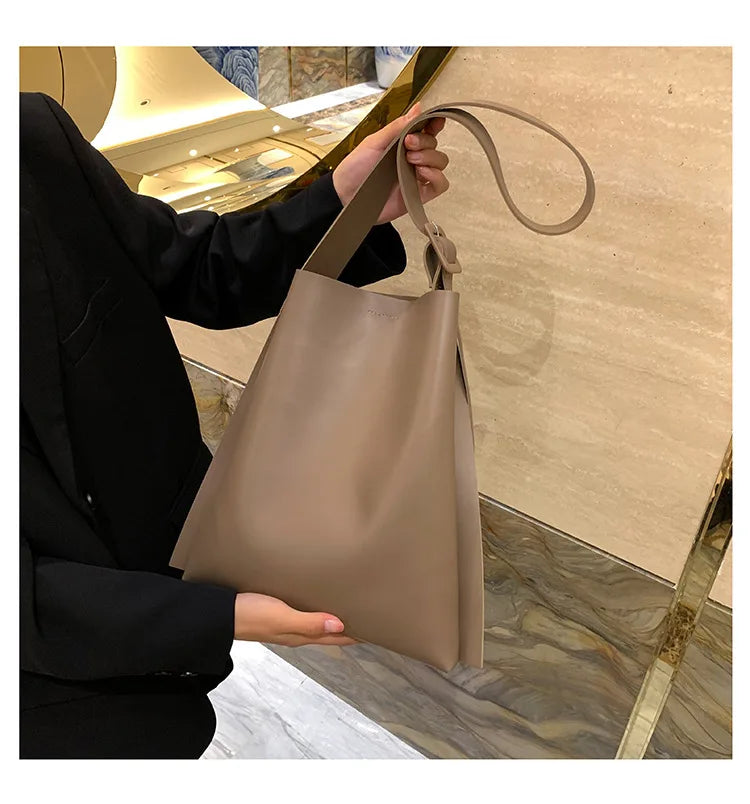 Leather Tote Bag Women's Retro Soft Leather Underarm Bag 2023 New Autumn Winter Large Capacity Commute Bucket Shoulder Bag Trend