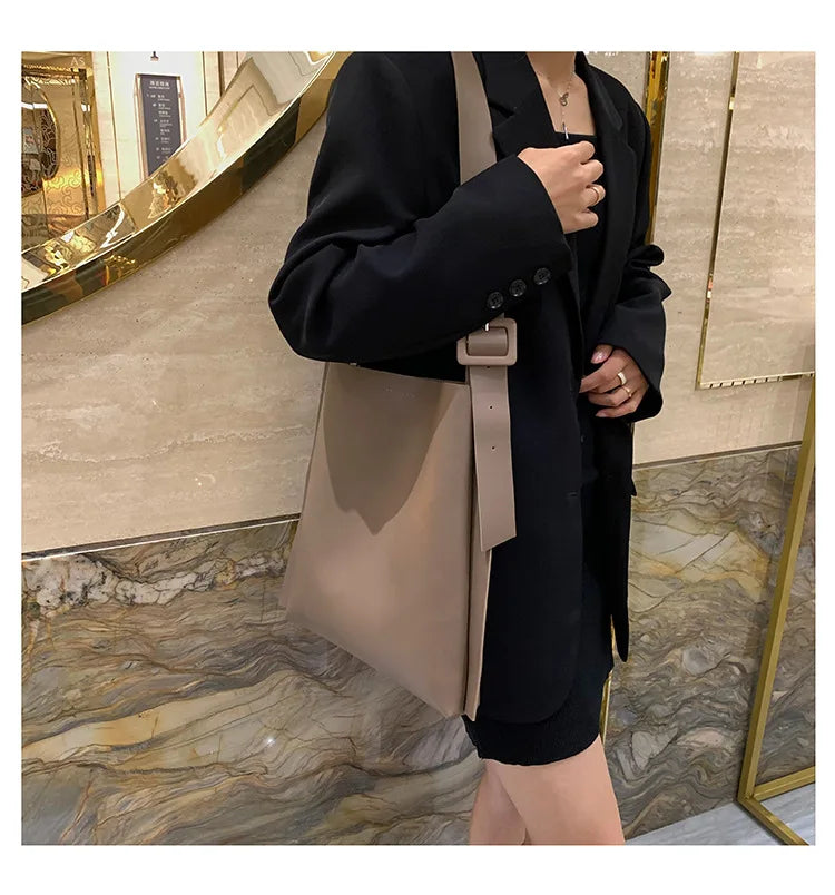 Leather Tote Bag Women's Retro Soft Leather Underarm Bag 2023 New Autumn Winter Large Capacity Commute Bucket Shoulder Bag Trend