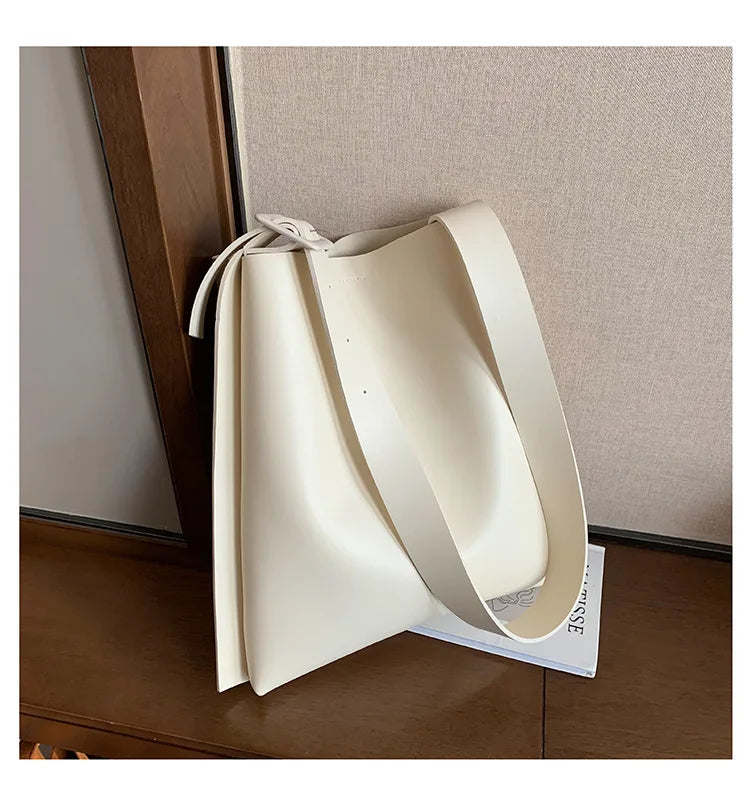 Leather Tote Bag Women's Retro Soft Leather Underarm Bag 2023 New Autumn Winter Large Capacity Commute Bucket Shoulder Bag Trend
