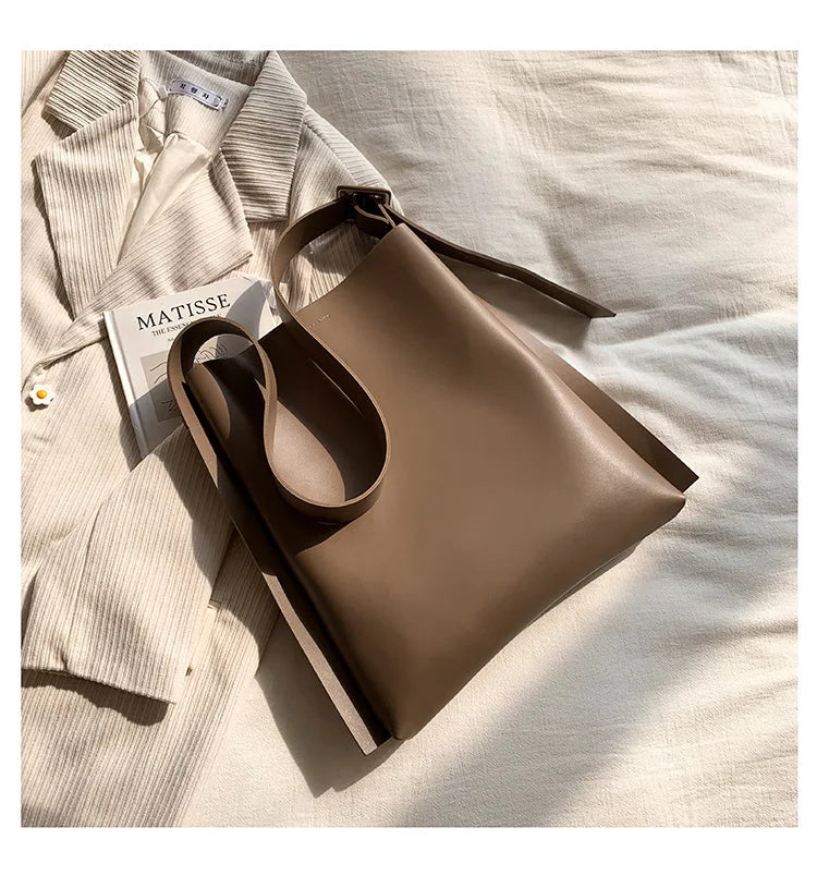 Leather Tote Bag Women's Retro Soft Leather Underarm Bag 2023 New Autumn Winter Large Capacity Commute Bucket Shoulder Bag Trend